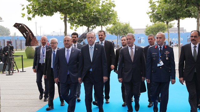 أردوغان رفقة وزير الخارجية ووزير الدفاع في قمة الناتو هذا الصباح