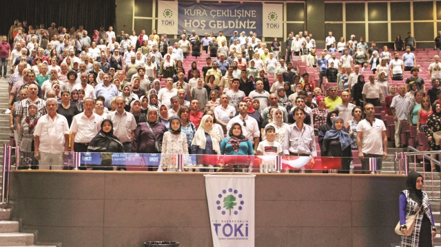 TOKİ tarafından İstanbul Silivri’de dar ve orta gelirli vatandaşlar için satışa sunulan bin 356 konuttan 2+1 nitelikli 934 konutun sahibi kura ile belirlendi. 