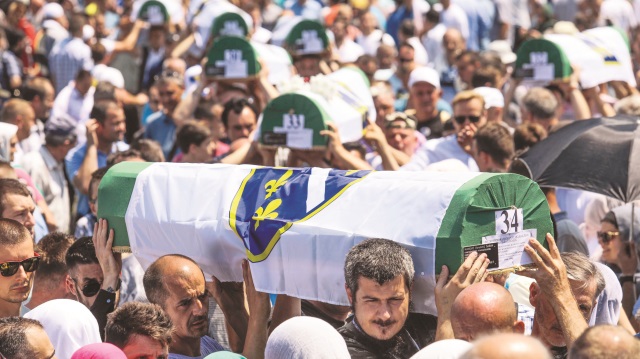 35 kurban, öğle namazının ardından Potoçari Anıt Mezarlığı'nda defnedildi. 