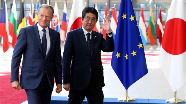 AB Konseyi Başkanı Donald Tusk ve Japonya Başbakanı Shinzo Abe  
