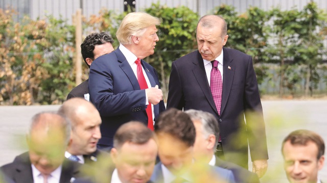 New York Post gazetesi iki liderin ayaküstü görüşmesi için, “Trump Türkiye’nin güçlü lideriyle konuşmak için Batılı müttefiklerini başından savdı” yorumunu yaptı.
