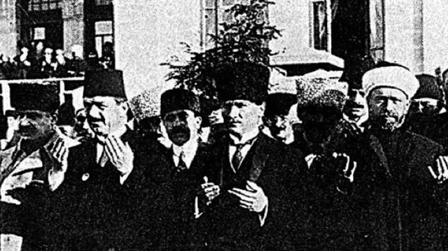  TBMM’nin açıldığı tarih olan 23 Nisan 1920 Cuma günü Atatürk ve tüm mebuslar Hacı Bayram-ı Veli Camii’nde namaz kılmıştı.