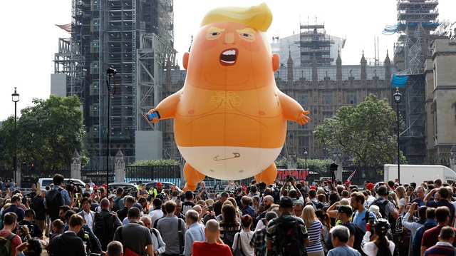 6 metrelik devasa 'Bebek Trump' balonuna 'barışçı protesto hakkı'na atıfla Londra Belediyesi tarafından izin verildi.