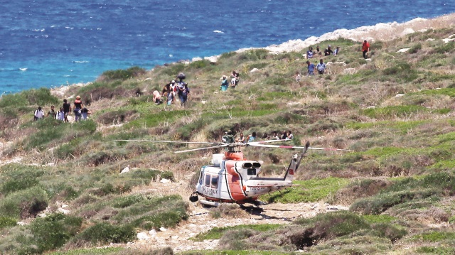 Boğaz Adası’na 7 kez inen 2 helikoptere alınan 34 göçmen güvenli bir şekilde karaya çıkarıldı.