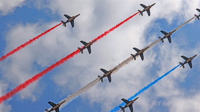 باريس .. عرض عسكري بمشاركة 64 طائرة احتفالاً بالعيد الوطني