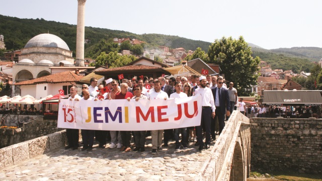 Katılımcılar ellerinde “Sizinleyiz” pankartlarıyla Türkiye’nin Prizren Başkonsolosluğuna yürüdü.