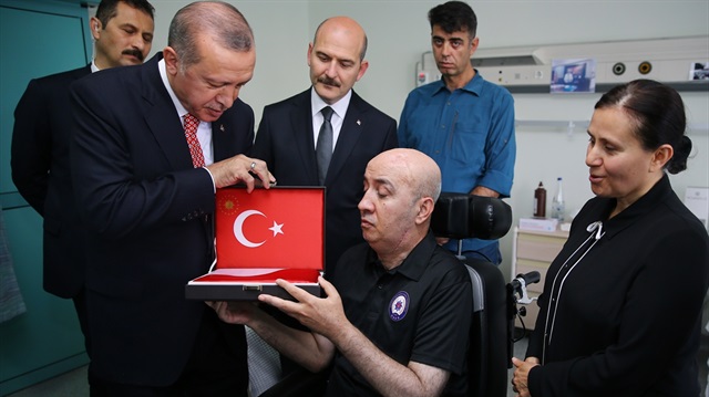 Cumhurbaşkanı Recep Tayyip Erdoğan da rehabilitasyon merkezindeki tedavisi bölümünde Aslan'ı ziyaret etti.   
