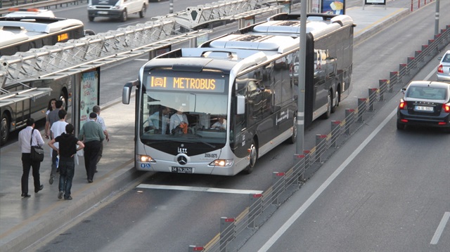 15 Temmuz Şehitler Köprüsü'nün kapatılması nedeniyle metrobüs güzergahı değiştirildi. 