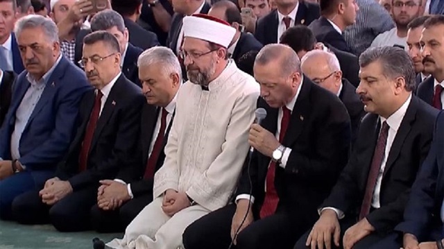 Erdoğan recited the Quran for the martyrs of the coup.