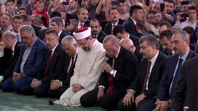 أردوغان يتلو آيات من القرآن على أرواح شهداء 15 تموز