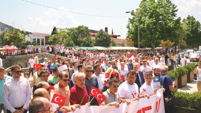 Kosova’nın Prizren şehrinde düzenlenen “Demokrasi Dayanışması Yürüyüşü”ne birçok Kosovalı ellerinde Türk bayraklarıyla katıldı.