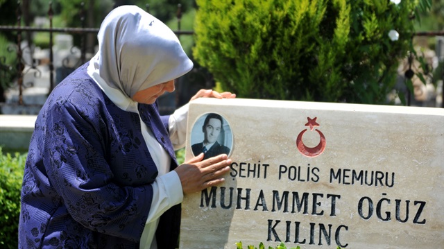 Anne Kılınç, oğlu şehit Oğuz Kılınç'ın mezarı başında gözyaşı  döktü... 
