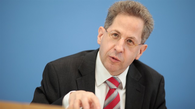 Hans-Georg Maassen (L), head of the German Federal Office for the Protection of the Constitution 