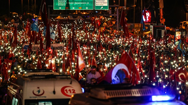 15 Temmuz Şehitler Köprüsü'ndeki yürüyüşe ellerinde bayraklarla on binlerce vatandaş katıldı.