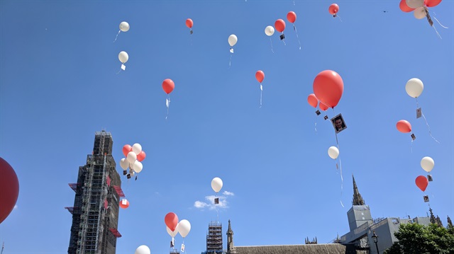 ​İngiltere'nin başkenti Londra'da, düzenlenen '15 Temmuz Demokrasi ve Milli Birlik Günü' anma etkinliğinde, kahraman şehitlerimizin fotoğraflarının yer aldığı balonlar gökyüzüne bırakıldı.