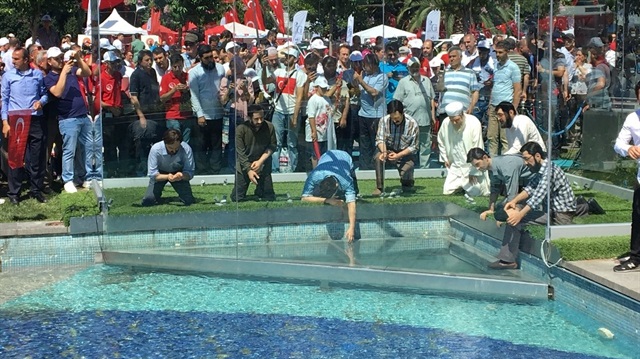 15 Temmuz gecesi İBB önünde ölüme abdestsiz yürümemek için havuzdan abdest alan vatandaşların anısına yapılan Saraçhane 15 Temmuz Anıtı’nın açılış töreni gerçekleştirildi
