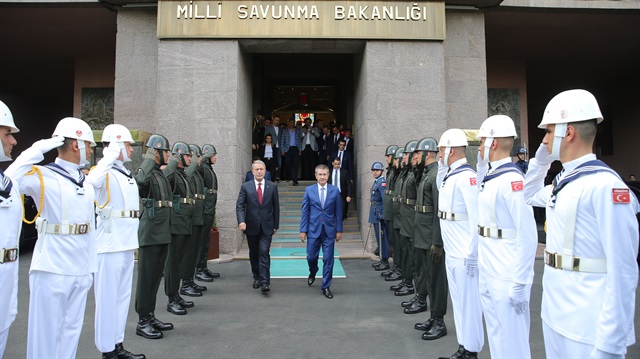  Milli Savunma Bakanlığında yapılan devir teslim töreniyle ile Hulusi Akar görevi Nurettin Canikli'den devralmıştı.   