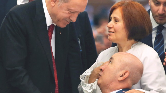 Başkan Recep Tayyip Erdoğan, dün verdiği yemekte Jandarma Genel Komutanlığında darbeciler tarafından başından vurulan Turgut Aslan ile bir süre sohbet etti.