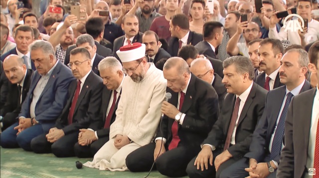Külliyesi’ndeki Beştepe Millet Camii’nde, 15 Temmuz şehitleri için Hatm-i Şerif Merasimi düzenlendi. Programda Cumhurbaşkanı Erdoğan da Kur’an-ı Kerim okudu.