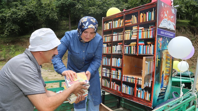 في أوردو التركية.. مكتبة متنقلة على مركبة زراعية