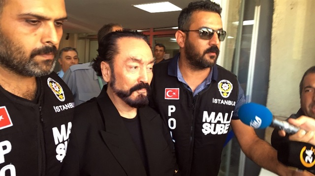 Adnan Oktar polisler tarafından gözaltına alındı.