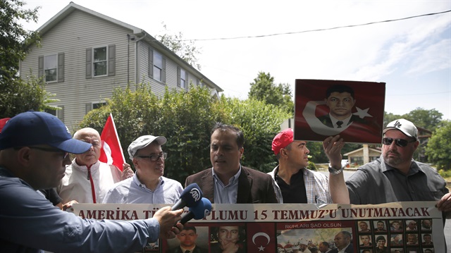 أتراك يتظاهرون من أمام معقل غولن في أمريكا