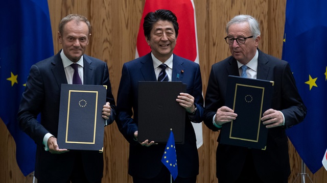 Japanese Prime Minister Shinzo Abe poses after signing a contract with European Commission President Jean-Claude Juncker and European Council President Donald Tusk at the Japanese Prime Minister's office in Tokyo, Japan, July 17, 2018. 