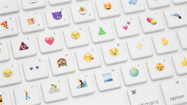 Apple'ın duyurduğu yeni emojiler arasında en dikkat çekenlerden biri Nazar boncuğu oldu.