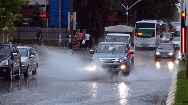 Kuvvetli yağış nedeniyle sürücüler zor anlar yaşadı. 