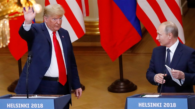 Rusya Devlet Başkanı Putin ve ABD Başkanı Donald Trump, Finlandiya'nın başkenti Helsinki'de bir araya geldikleri zirvenin ardından ortak basın toplantısı düzenledi.  