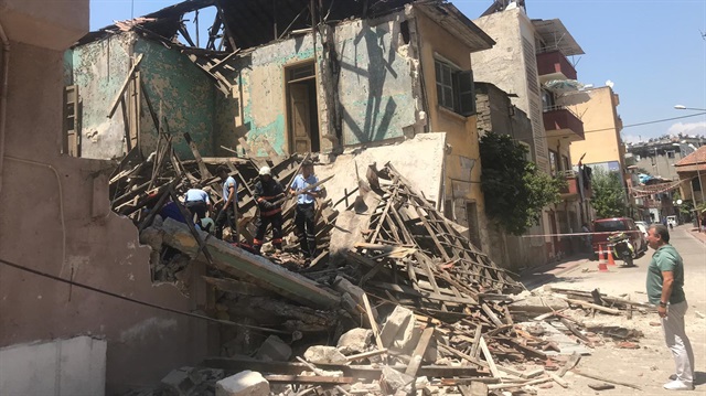 Mersin'de çöken metruk binaya ulaşan AFAD ekipleri incelemelerde bulundu.