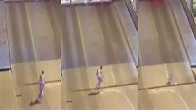 بالفيديو: منظر مرعب لسيدة تسقط بين حافتي جسر متحرك
