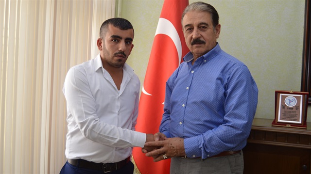 Malatya Esnaf ve Sanatkarlar Odaları Birliği Başkanı Şevket Keskin (sağda), örnek davranıştan dolayı taksici Ali Arı'ya (solda) teşekkür etti.