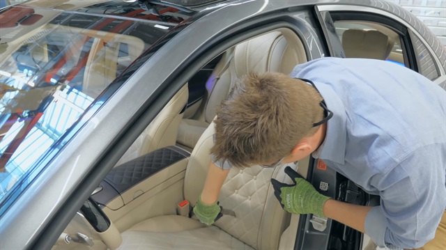 Fenomen baba, Mercdes Benz S Class aracın koltuğunu keserek içindeki her şeyi ortaya çıkarıyor.