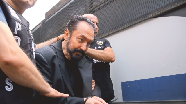 Gözaltında bulunduğu süre içinde tıraş olamayıp bakım yapamayan Adnan Oktar’ın saçı ve sakalındaki beyazlıklar dikkat çekti.