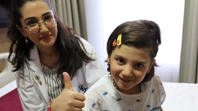 Suriyeli küçük Reyyan koluna takılan protez ile tekrar gülümsemeye başladı.