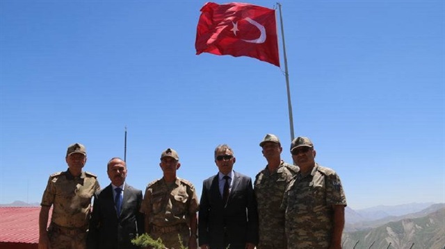 Hakkari'de dev Türk bayrağı göndere çekildi