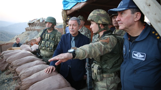 Milli Savunma Bakanı Hulusi Akar ve komutanlar sınırın sıfır noktasında.