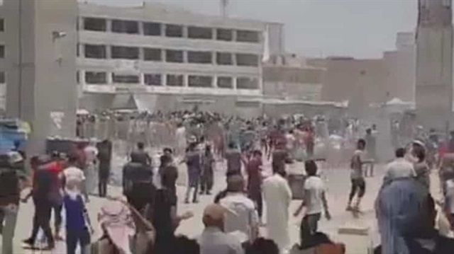 بالفيديو: مدرعة عسكرية تحاول دهس متظاهرين في العراق