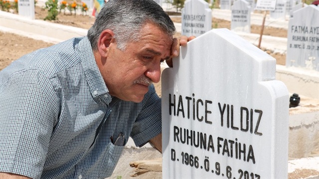 Eşinin mezarını her cuma ziyaret eden Mehmet Yıldız, içini döktüğünü ve eşiyle dertleştiğini anlattı.