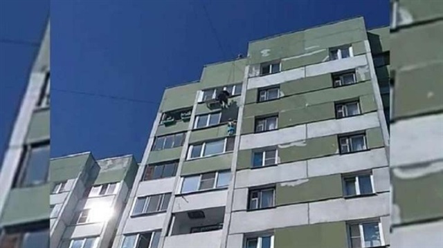 شاهد: عامل ينقذ طفلة تعلقت على حافة بلكون في بطرسبورغ
