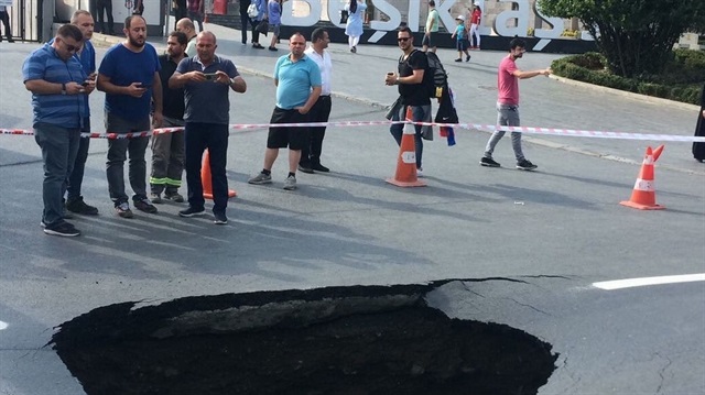Yoldaki çökmenin ardından Karaköy istikameti trafiğe kapatıldı.