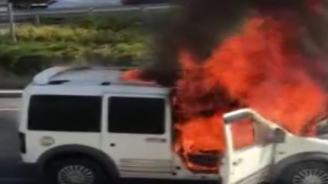 İstanbul'da bir vatandaşın yeni satın aldığı araba alev alev yandı.