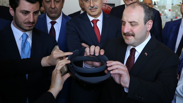 Sanayi ve Teknoloji Bakanı Mustafa Varank, ziyareti sırasında artırılmış gerçeklik gözlüğünü de deneyimledi.