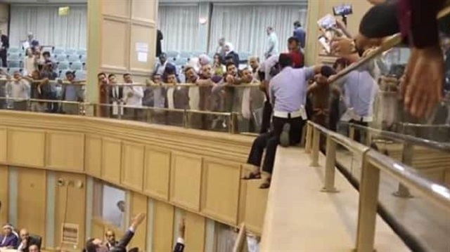 بالفيديو: شاهد حالة نادرة.. أردني يحاول الانتحار بإلقاء نفسه داخل قاعة مجلس البرلمان