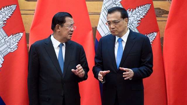 File photo: Cambodia's Prime Minister Hun Sen talks with Chinese Premier Li Keqiang (R) during a signing ceremony at the Great Hall of the People in Beijing
