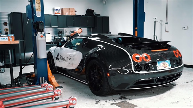 Otomobil tutukunlarının hayali olan Bugatti Veyron’nun yağ değişim aşaması gözler önüne serildi.