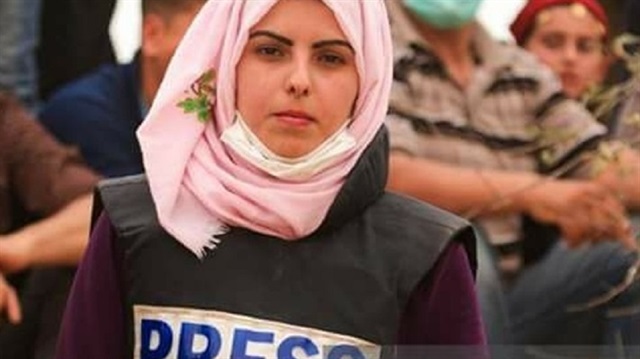 صحفيّة فلسطينية تصاب بصدمة أثناء عملها لدى استشهاد شقيقها أمامها