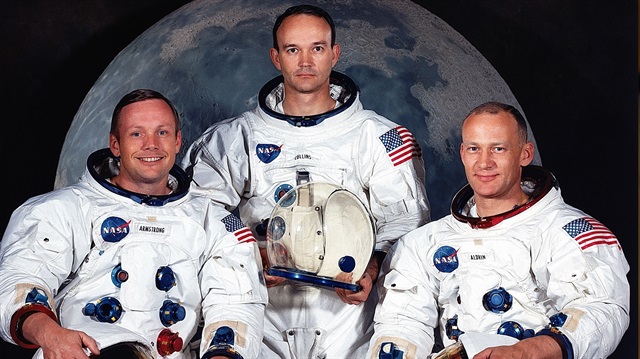 Apollo 11 mürettebatından Neil Armstrong ve Edwin Aldrin Ay'daki ilk insan adımlarını attı