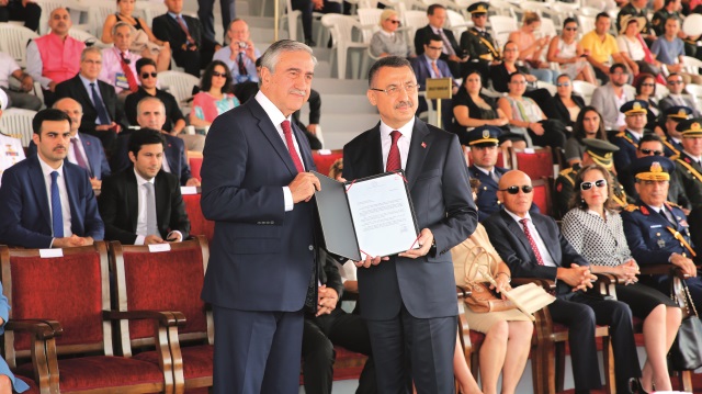  Cumhurbaşkanı Yardımcısı Fuat Oktay, KKTC’de Kıbrıs Barış Harekatı’nın 44. yıl dönümü etkinliklerine katıldı. Oktay’a KKTC Cumhurbaşkanı Mustafa Akıncı bir plaket verdi.